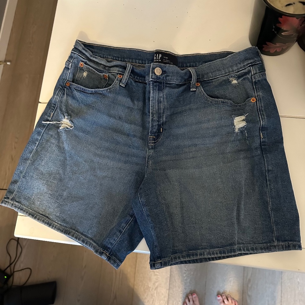 GAP 5” Mid Rise Denim Shorts Size 14/32
